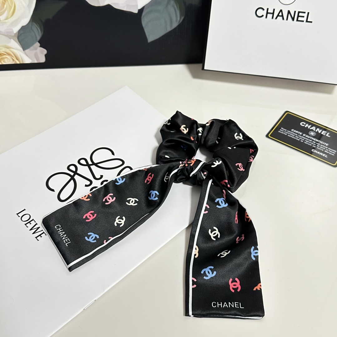 配专柜包装
Chanel（香奈儿）最新小香风发圈
小仙女快入手
特殊材质 不嘞头
可盐可甜～
