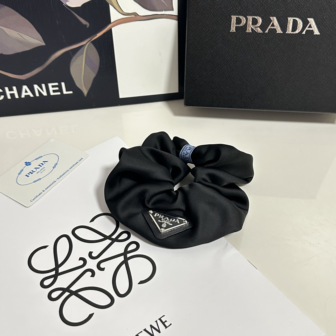  配专柜包装
Chanel（香奈儿）最新官网同款发圈
小仙女快入手
特殊材质 不嘞头
可盐可甜～