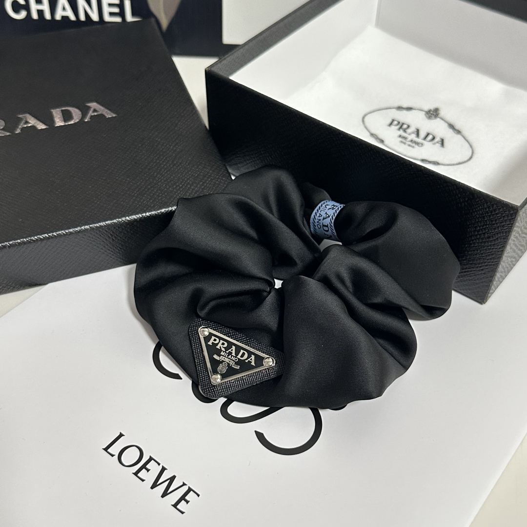  配专柜包装
Chanel（香奈儿）最新官网同款发圈
小仙女快入手
特殊材质 不嘞头
可盐可甜～