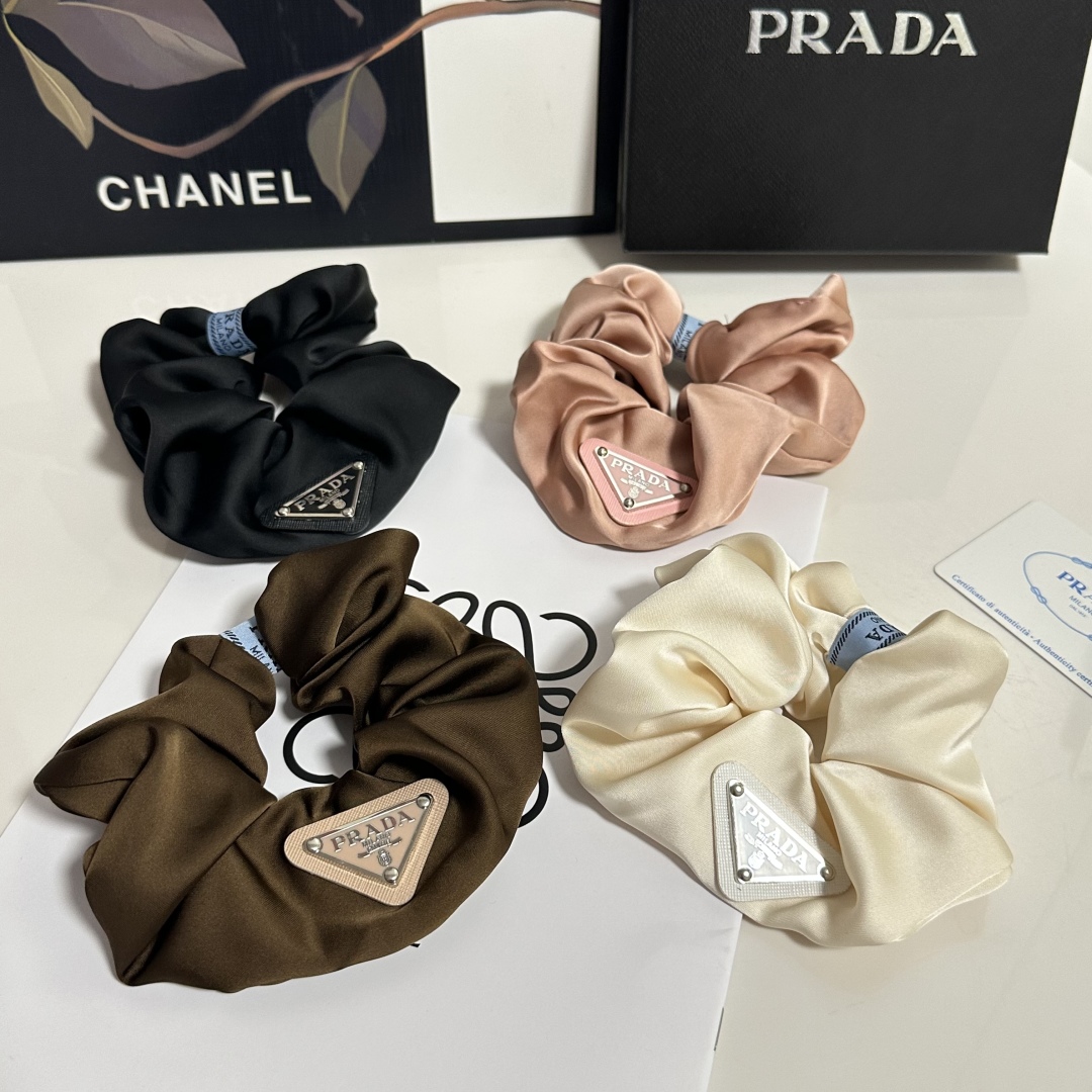  配专柜包装
Chanel（香奈儿）最新官网同款发圈
小仙女快入手
特殊材质 不嘞头
可盐可甜～
