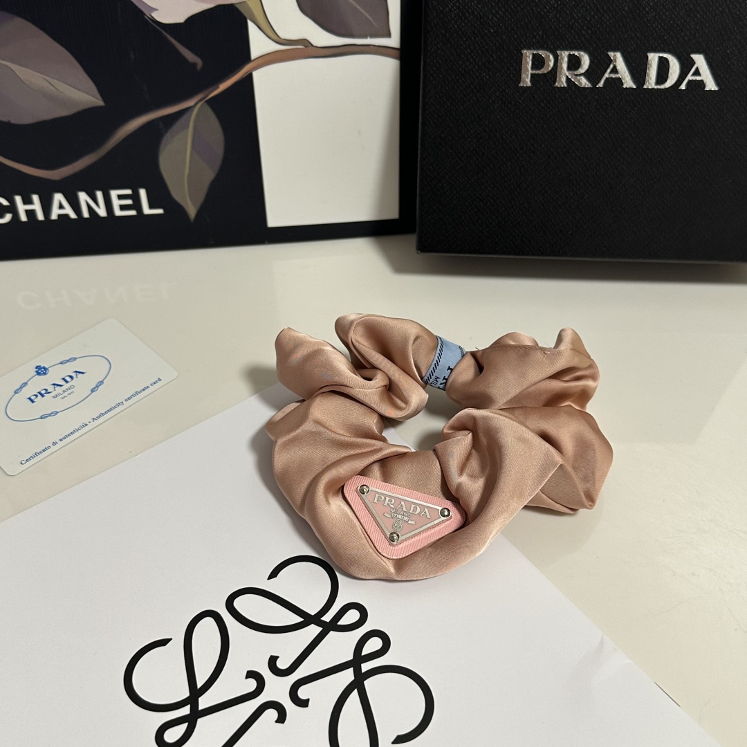  配专柜包装
Chanel（香奈儿）最新官网同款发圈
小仙女快入手
特殊材质 不嘞头
可盐可甜～