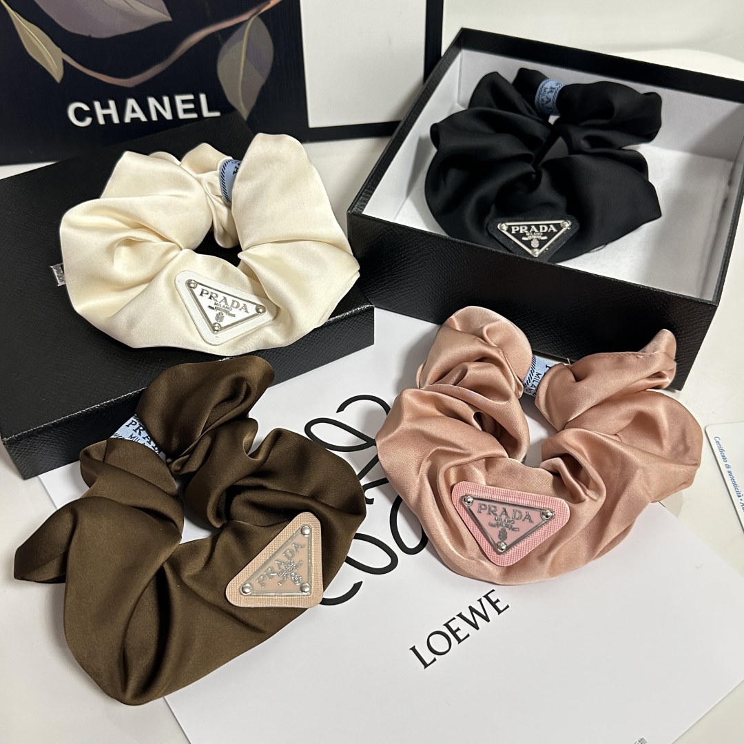  配专柜包装
Chanel（香奈儿）最新官网同款发圈
小仙女快入手
特殊材质 不嘞头
可盐可甜～