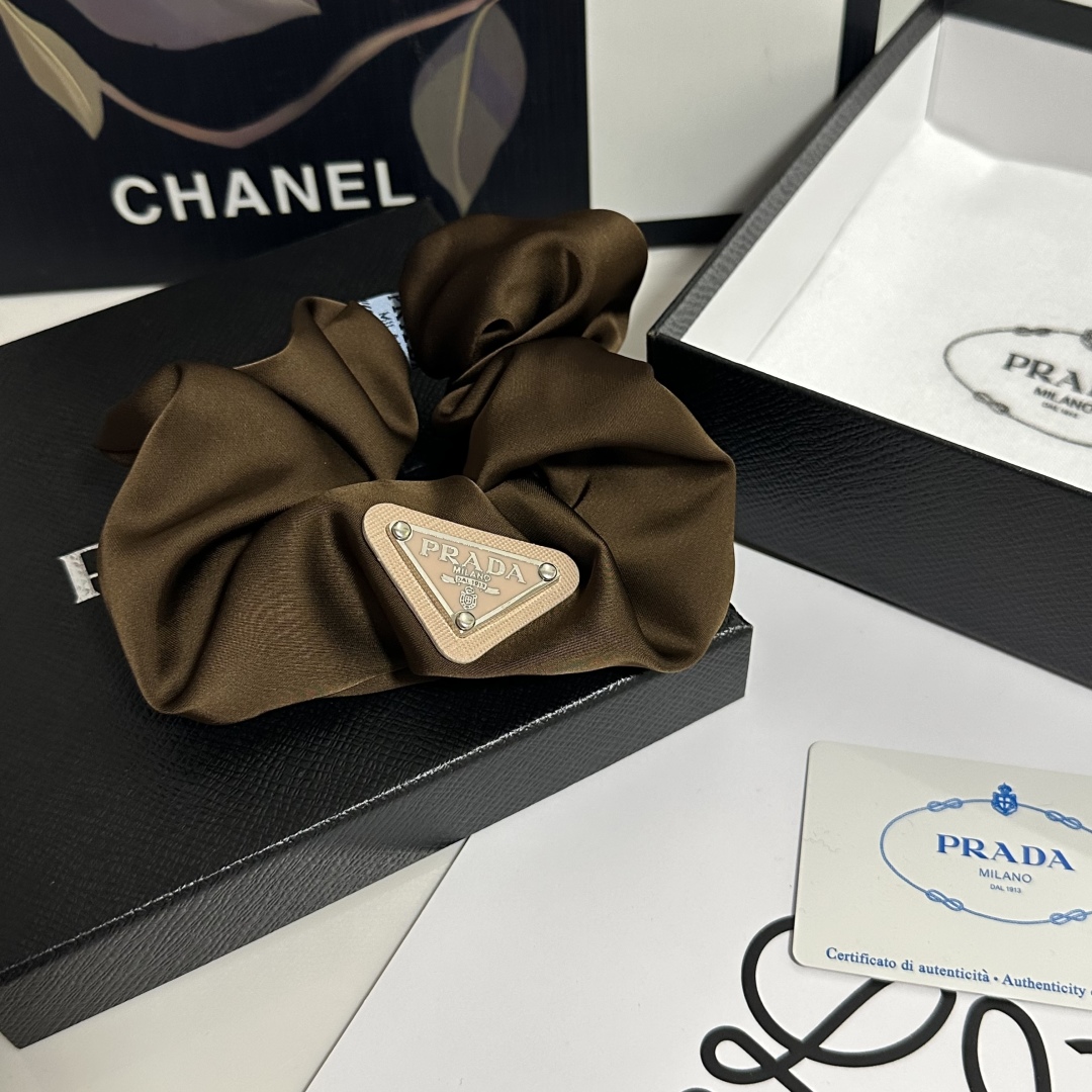  配专柜包装
Chanel（香奈儿）最新官网同款发圈
小仙女快入手
特殊材质 不嘞头
可盐可甜～
