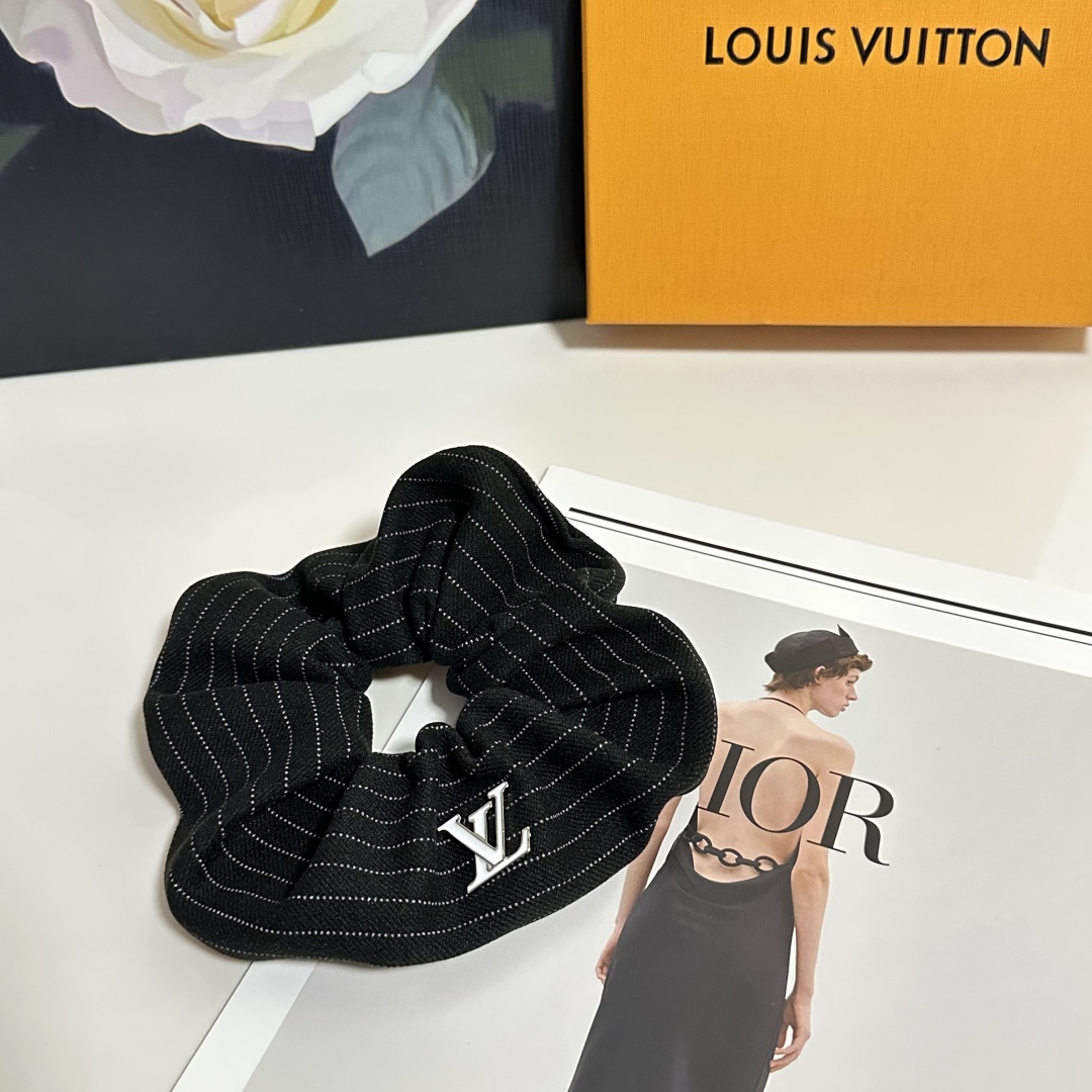  配包装
LV（路易威登）经典发圈 带头上或者手上都非常好看  时尚百搭人手必备单品☑️