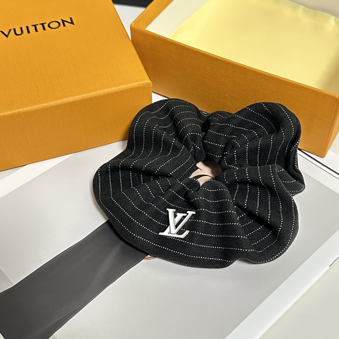  配包装
LV（路易威登）经典发圈 带头上或者手上都非常好看  时尚百搭人手必备单品☑️