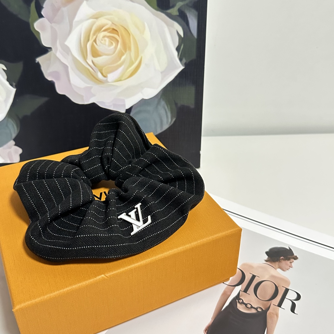  配包装
LV（路易威登）经典发圈 带头上或者手上都非常好看  时尚百搭人手必备单品☑️