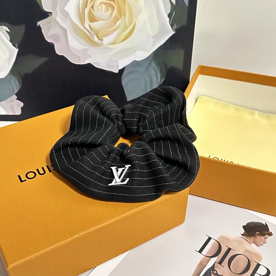  配包装
LV（路易威登）经典发圈 带头上或者手上都非常好看  时尚百搭人手必备单品☑️