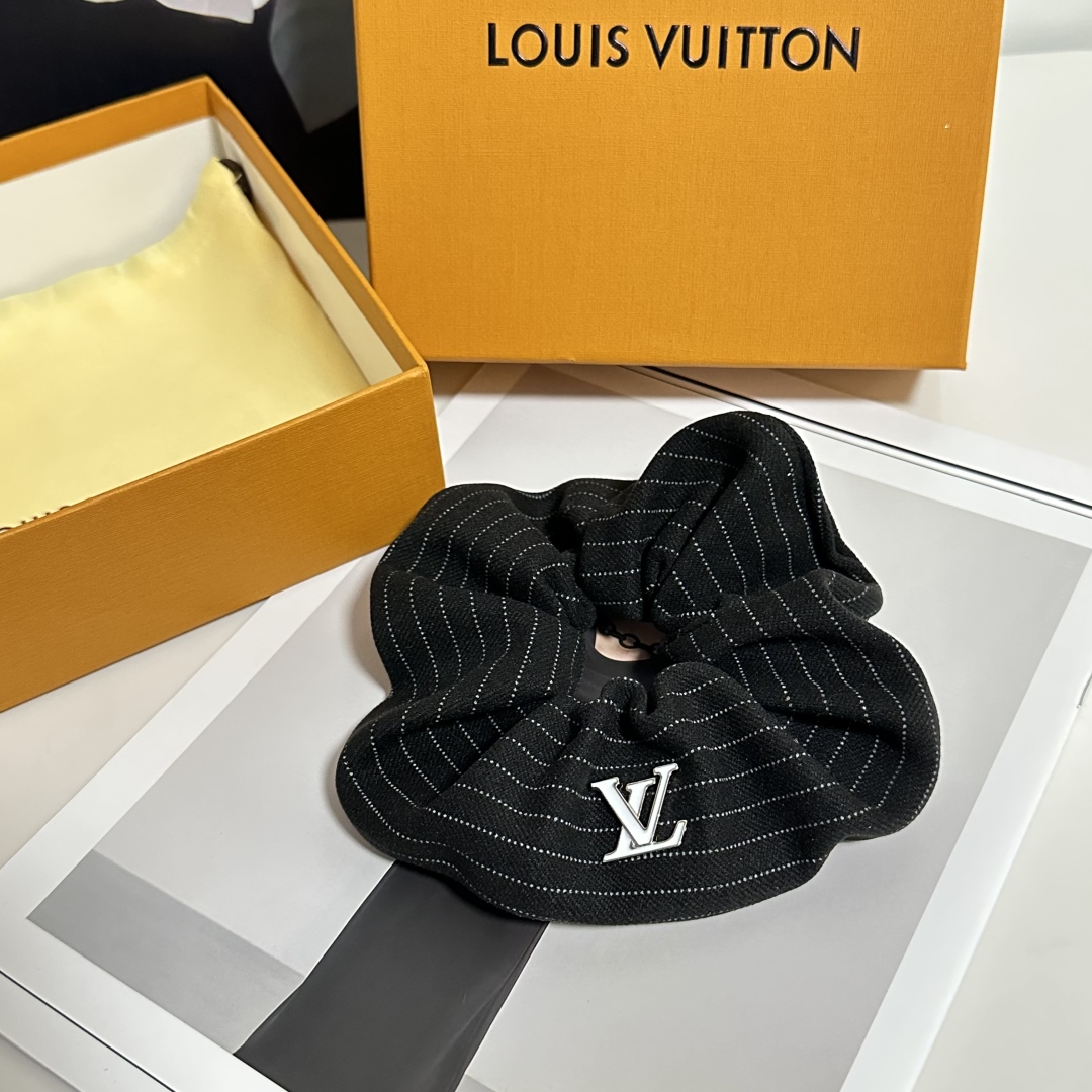  配包装
LV（路易威登）经典发圈 带头上或者手上都非常好看  时尚百搭人手必备单品☑️