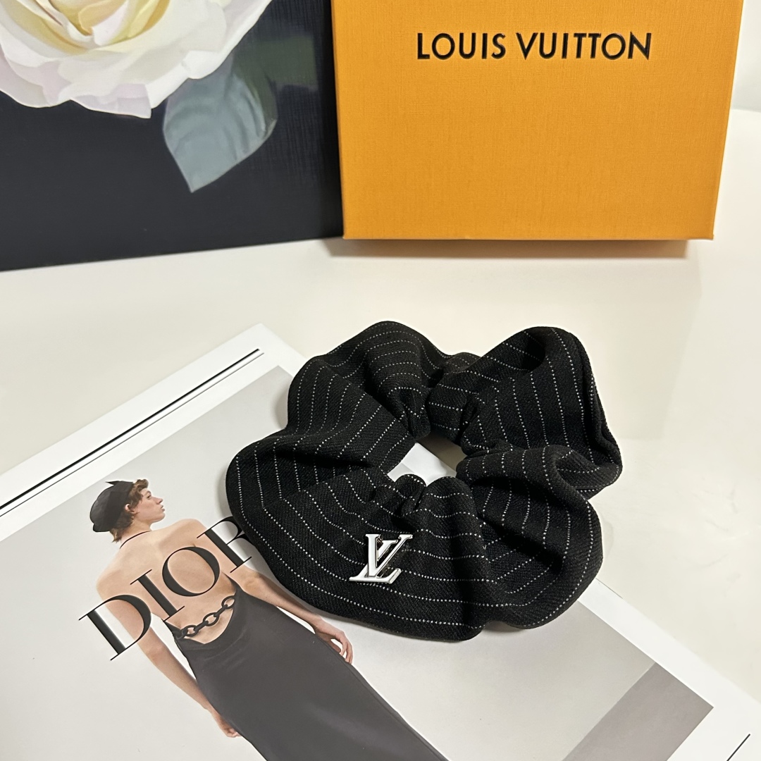  配包装
LV（路易威登）经典发圈 带头上或者手上都非常好看  时尚百搭人手必备单品☑️