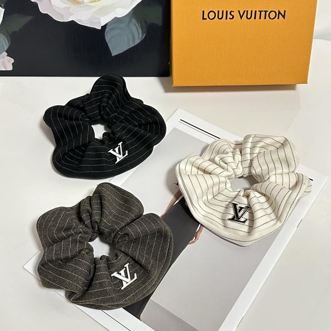 配包装
LV（路易威登）经典发圈 带头上或者手上都非常好看  时尚百搭人手必备单品☑️