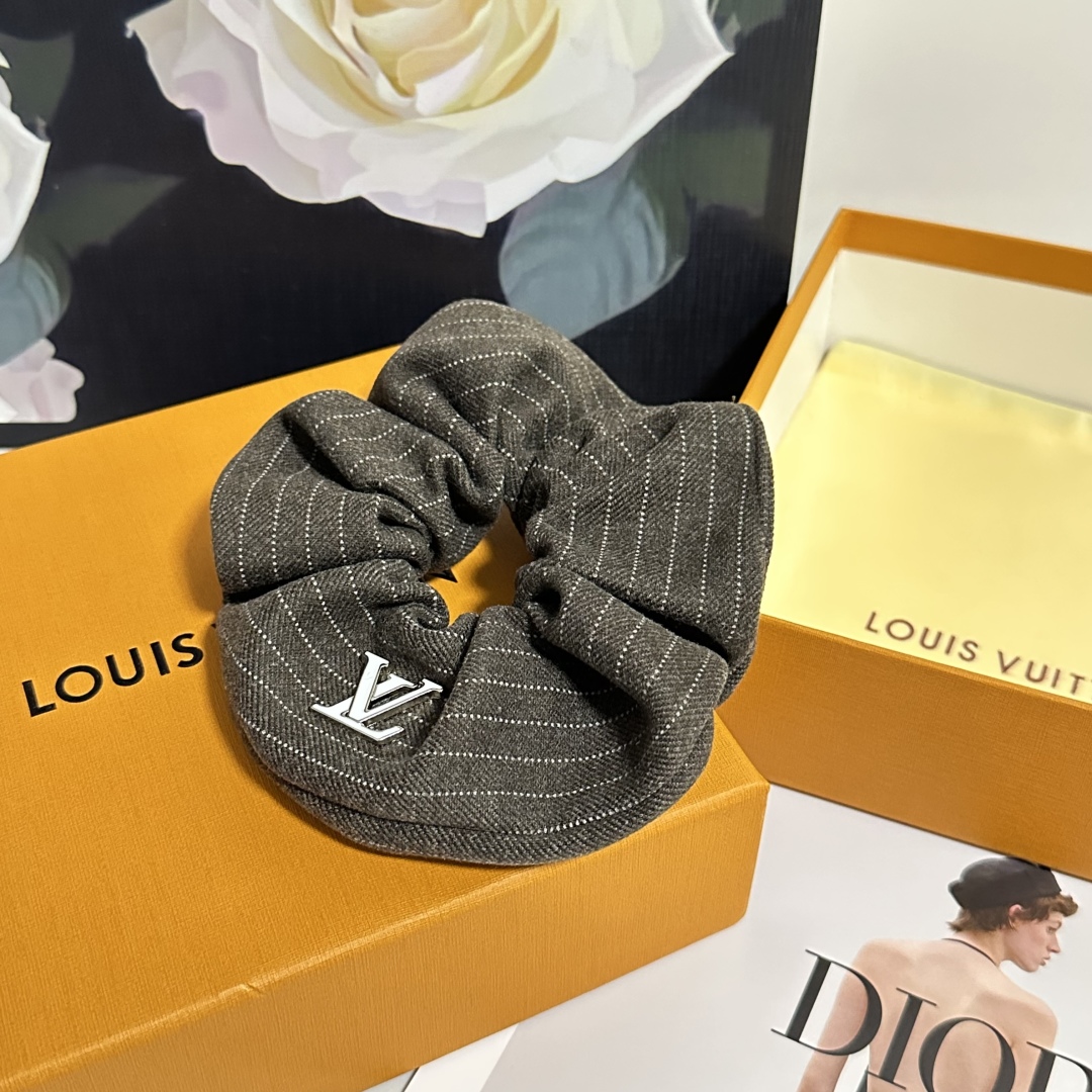  配包装
LV（路易威登）经典发圈 带头上或者手上都非常好看  时尚百搭人手必备单品☑️