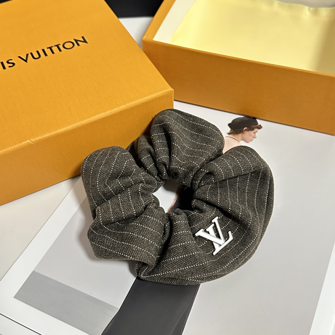  配包装
LV（路易威登）经典发圈 带头上或者手上都非常好看  时尚百搭人手必备单品☑️
