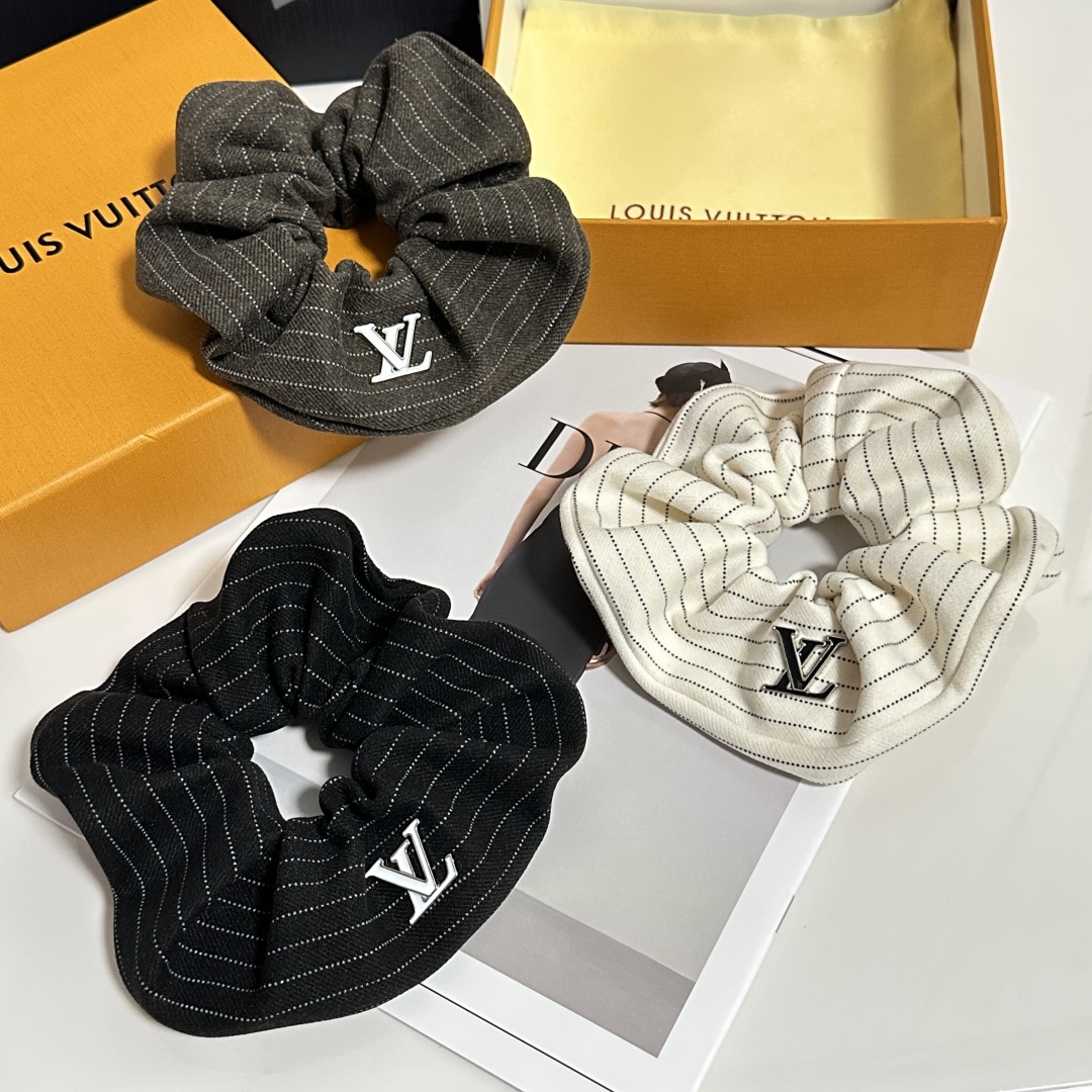  配包装
LV（路易威登）经典发圈 带头上或者手上都非常好看  时尚百搭人手必备单品☑️