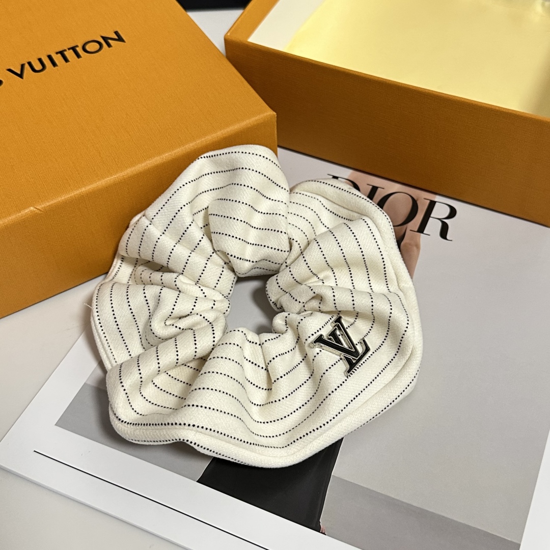  配包装
LV（路易威登）经典发圈 带头上或者手上都非常好看  时尚百搭人手必备单品☑️