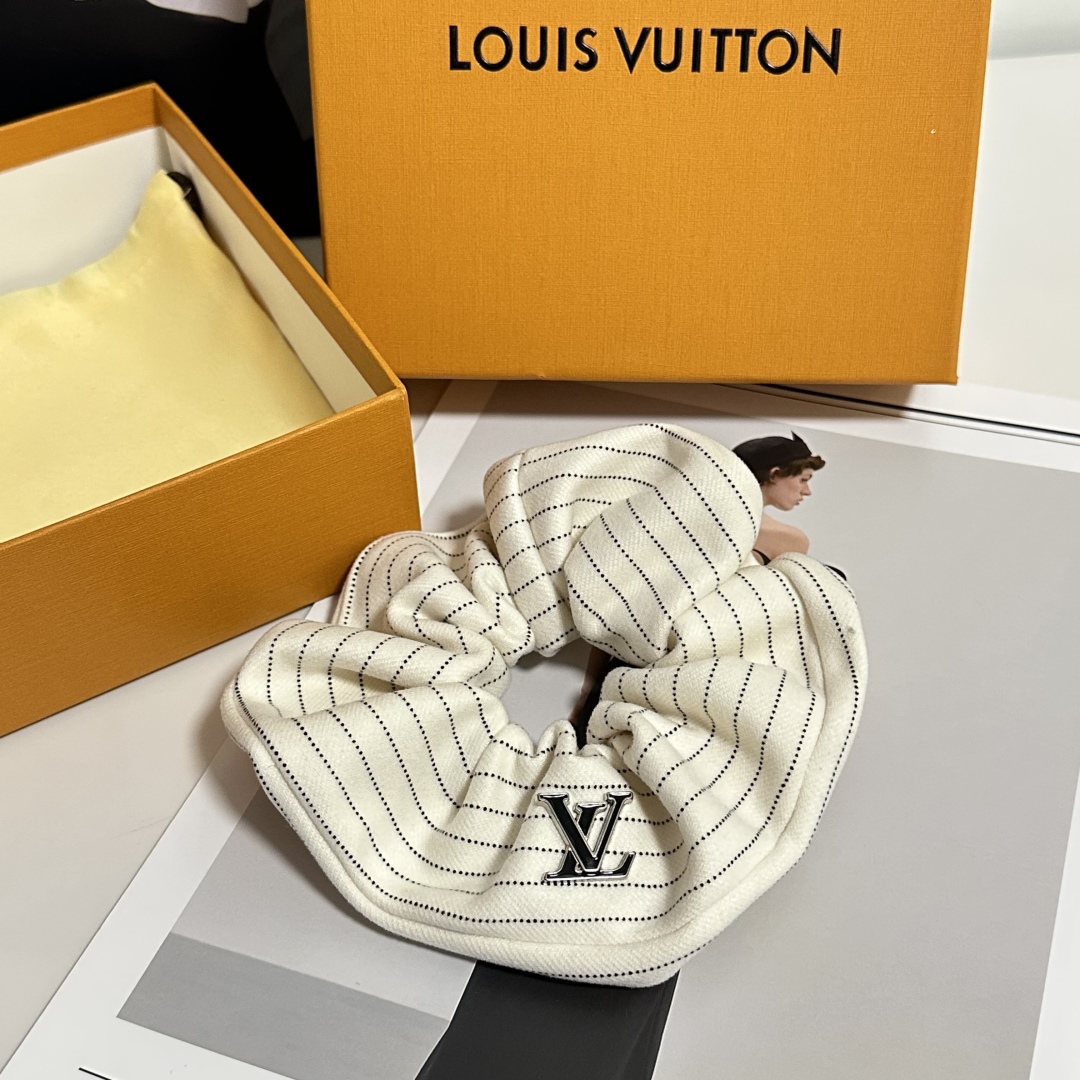  配包装
LV（路易威登）经典发圈 带头上或者手上都非常好看  时尚百搭人手必备单品☑️
