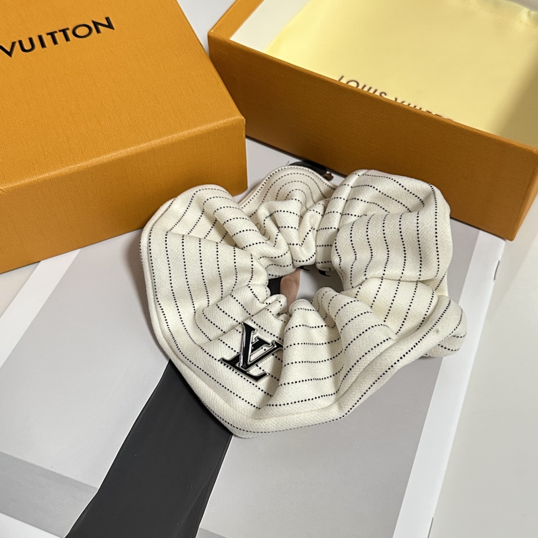  配包装
LV（路易威登）经典发圈 带头上或者手上都非常好看  时尚百搭人手必备单品☑️