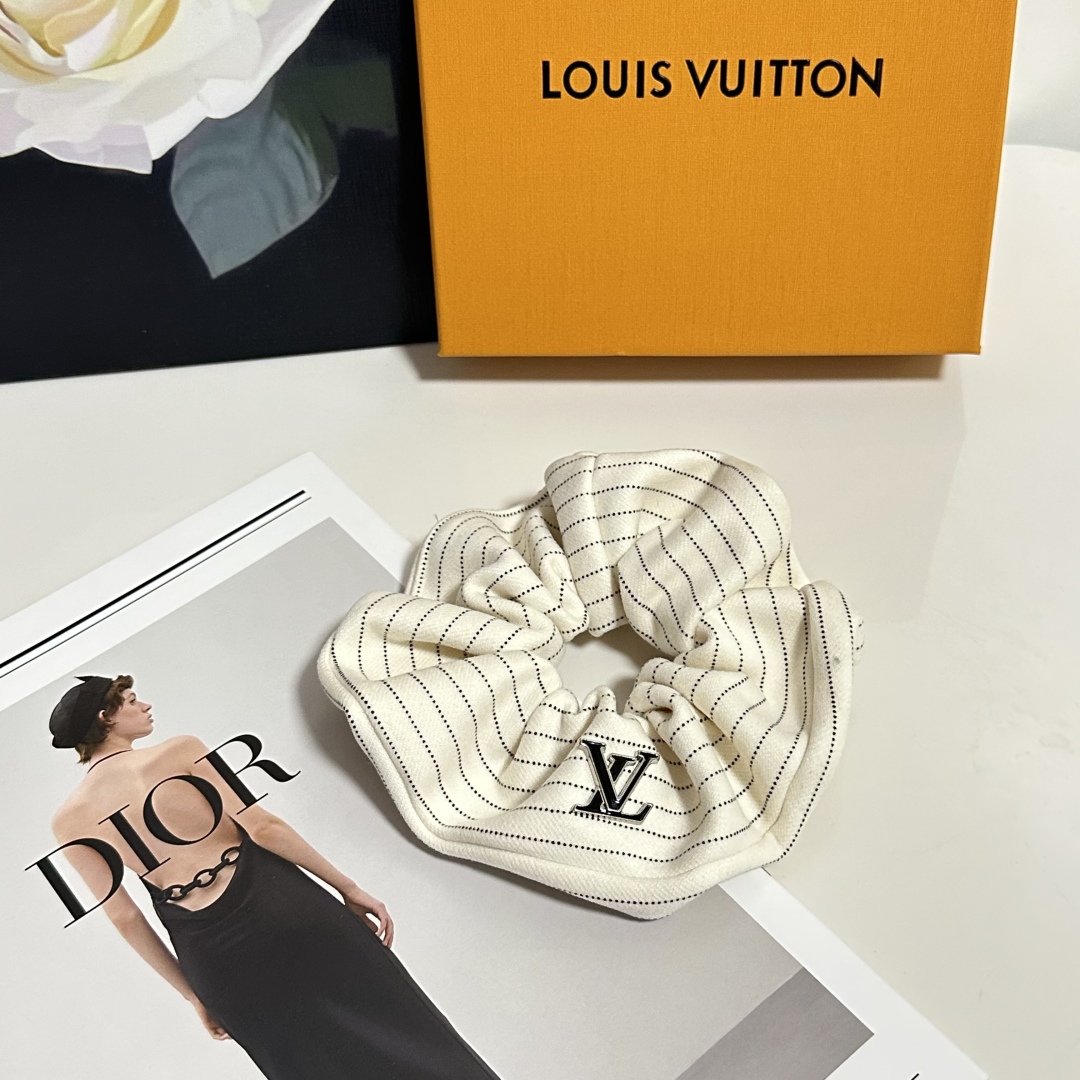  配包装
LV（路易威登）经典发圈 带头上或者手上都非常好看  时尚百搭人手必备单品☑️