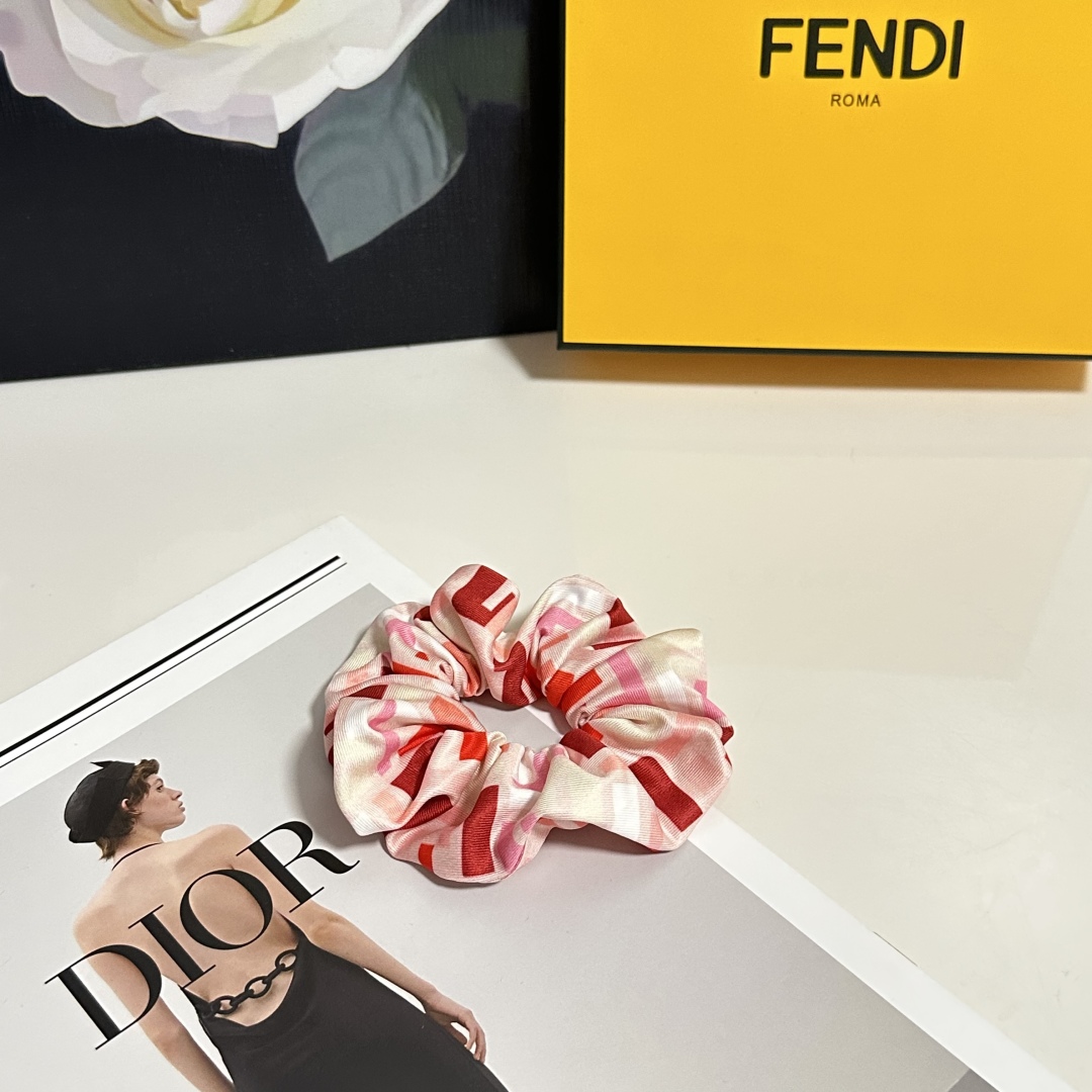  配专柜包装
Fendi（芬迪）最新FF发圈
小仙女快入手
特殊材质 不嘞头
可盐可甜～
