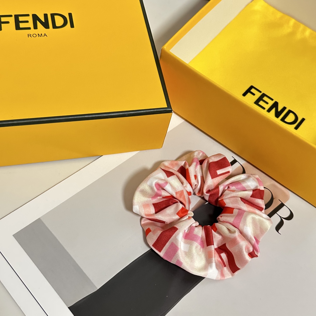  配专柜包装
Fendi（芬迪）最新FF发圈
小仙女快入手
特殊材质 不嘞头
可盐可甜～