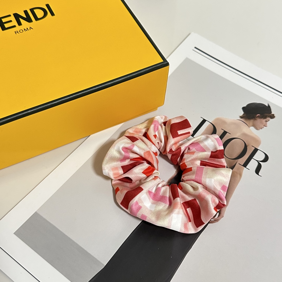  配专柜包装
Fendi（芬迪）最新FF发圈
小仙女快入手
特殊材质 不嘞头
可盐可甜～