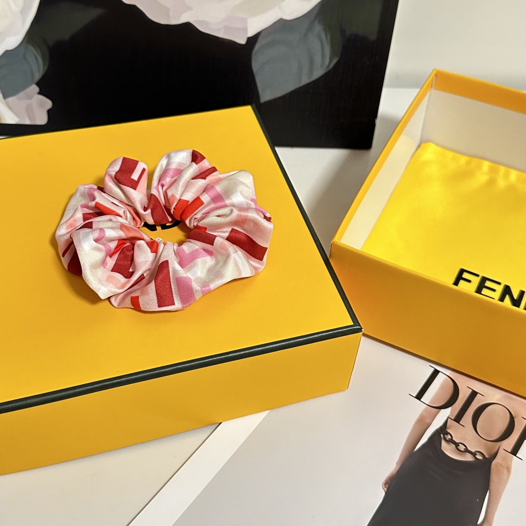  配专柜包装
Fendi（芬迪）最新FF发圈
小仙女快入手
特殊材质 不嘞头
可盐可甜～