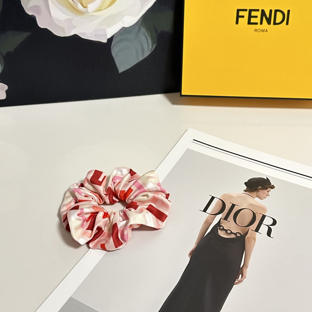  配专柜包装
Fendi（芬迪）最新FF发圈
小仙女快入手
特殊材质 不嘞头
可盐可甜～