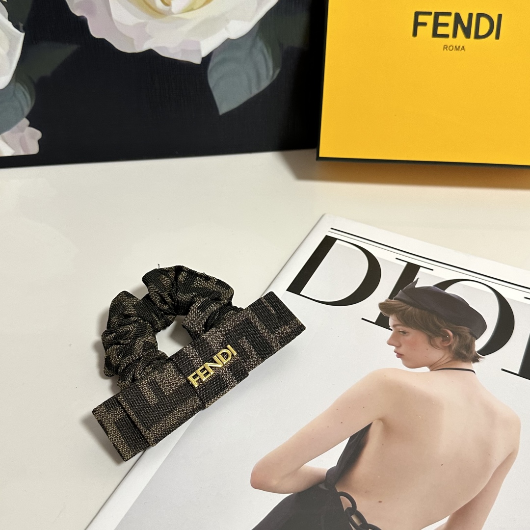  配包装
Fendi（芬迪）经典老花发圈 带头上或者手上都非常好看  时尚百搭人手必备单品☑️
