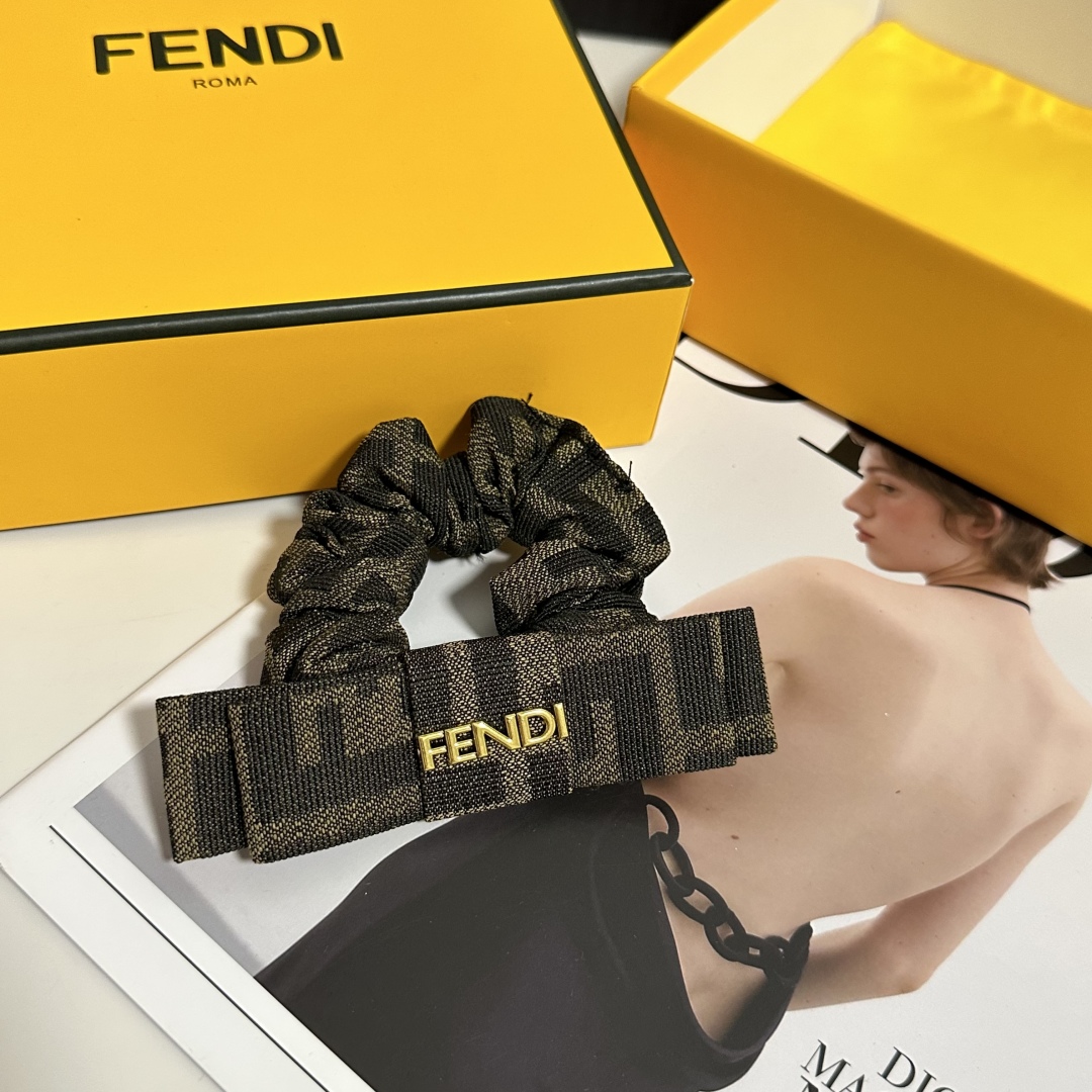  配包装
Fendi（芬迪）经典老花发圈 带头上或者手上都非常好看  时尚百搭人手必备单品☑️
