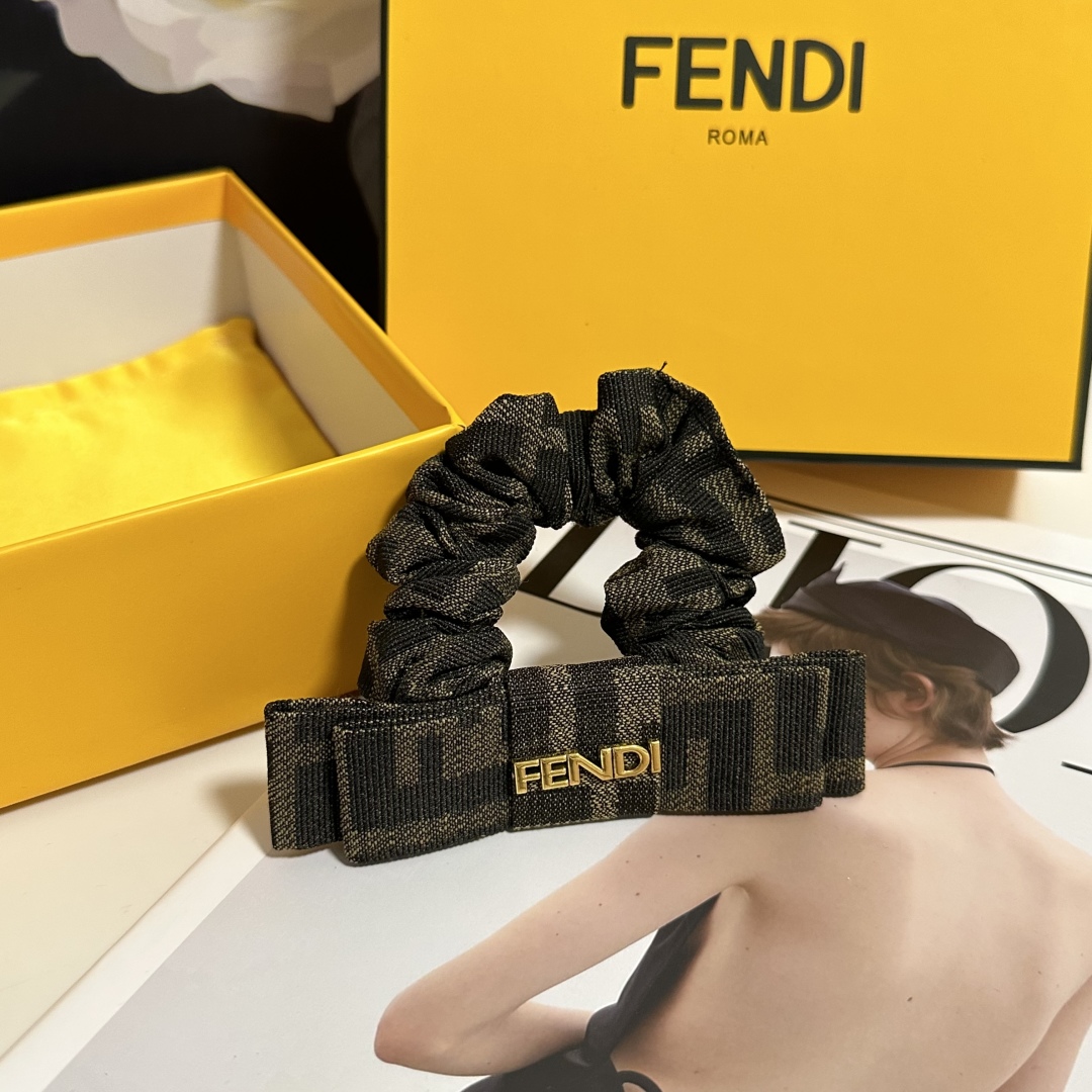  配包装
Fendi（芬迪）经典老花发圈 带头上或者手上都非常好看  时尚百搭人手必备单品☑️