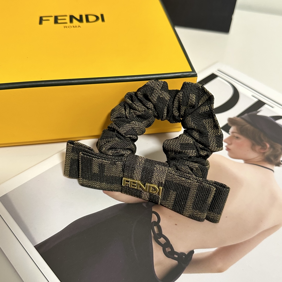  配包装
Fendi（芬迪）经典老花发圈 带头上或者手上都非常好看  时尚百搭人手必备单品☑️