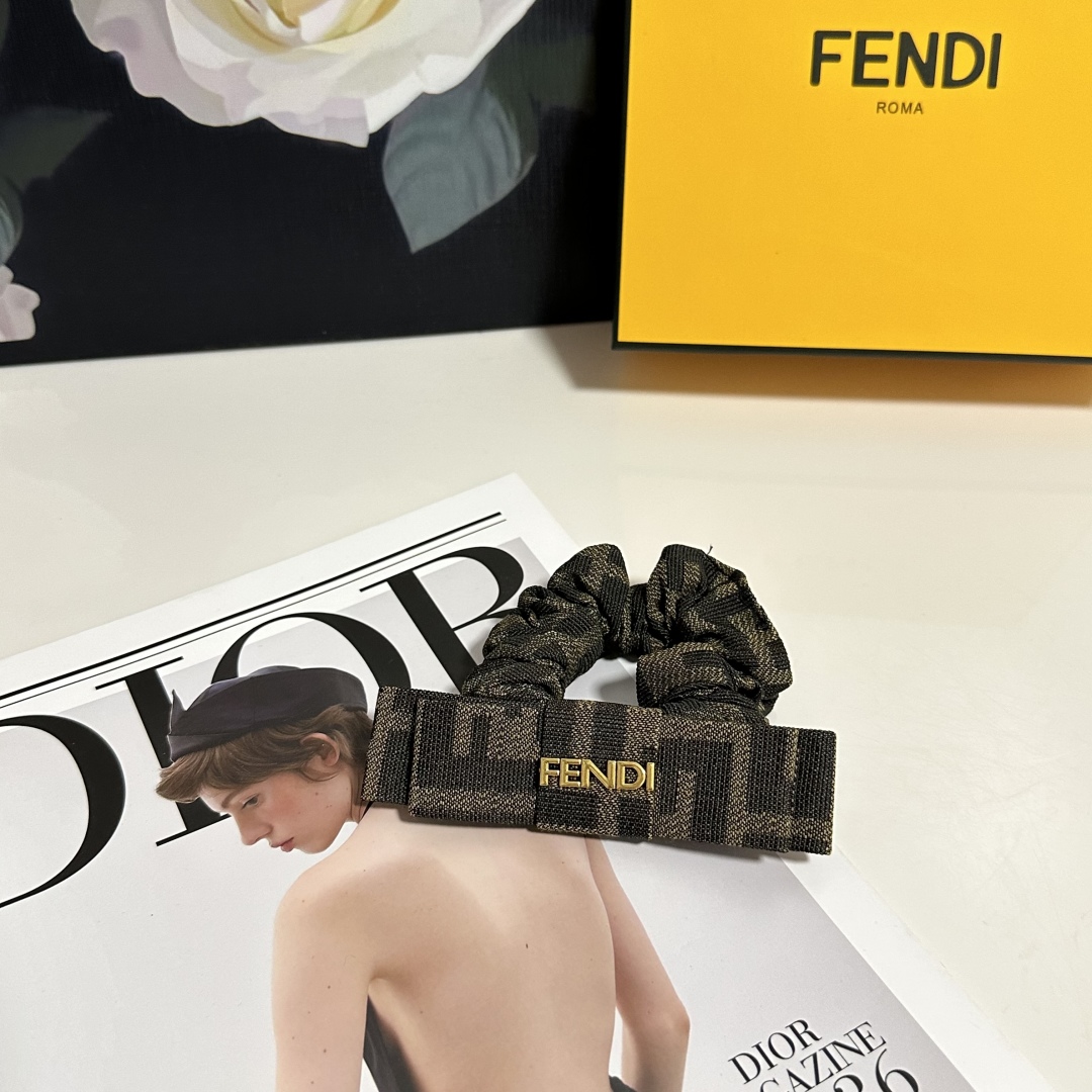  配包装
Fendi（芬迪）经典老花发圈 带头上或者手上都非常好看  时尚百搭人手必备单品☑️