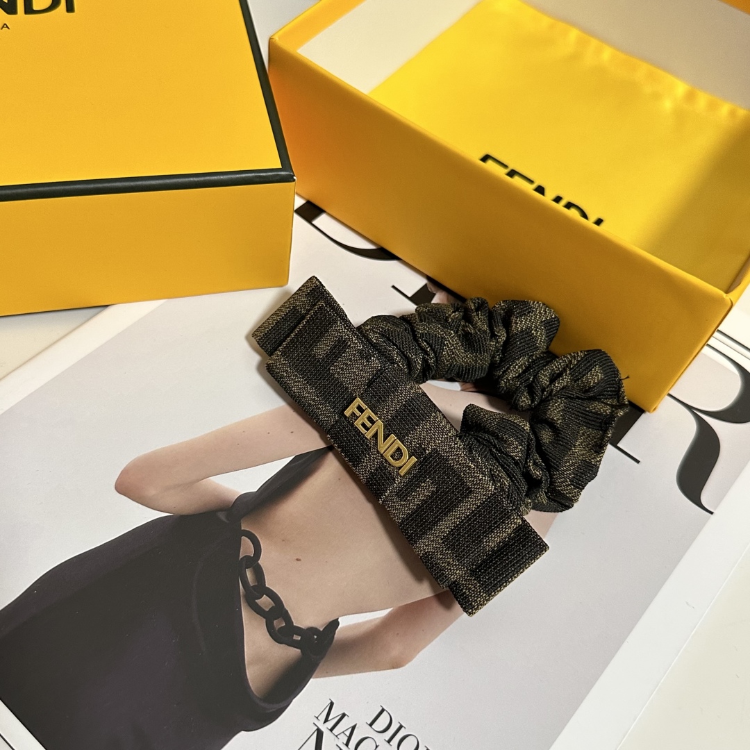  配包装
Fendi（芬迪）经典老花发圈 带头上或者手上都非常好看  时尚百搭人手必备单品☑️