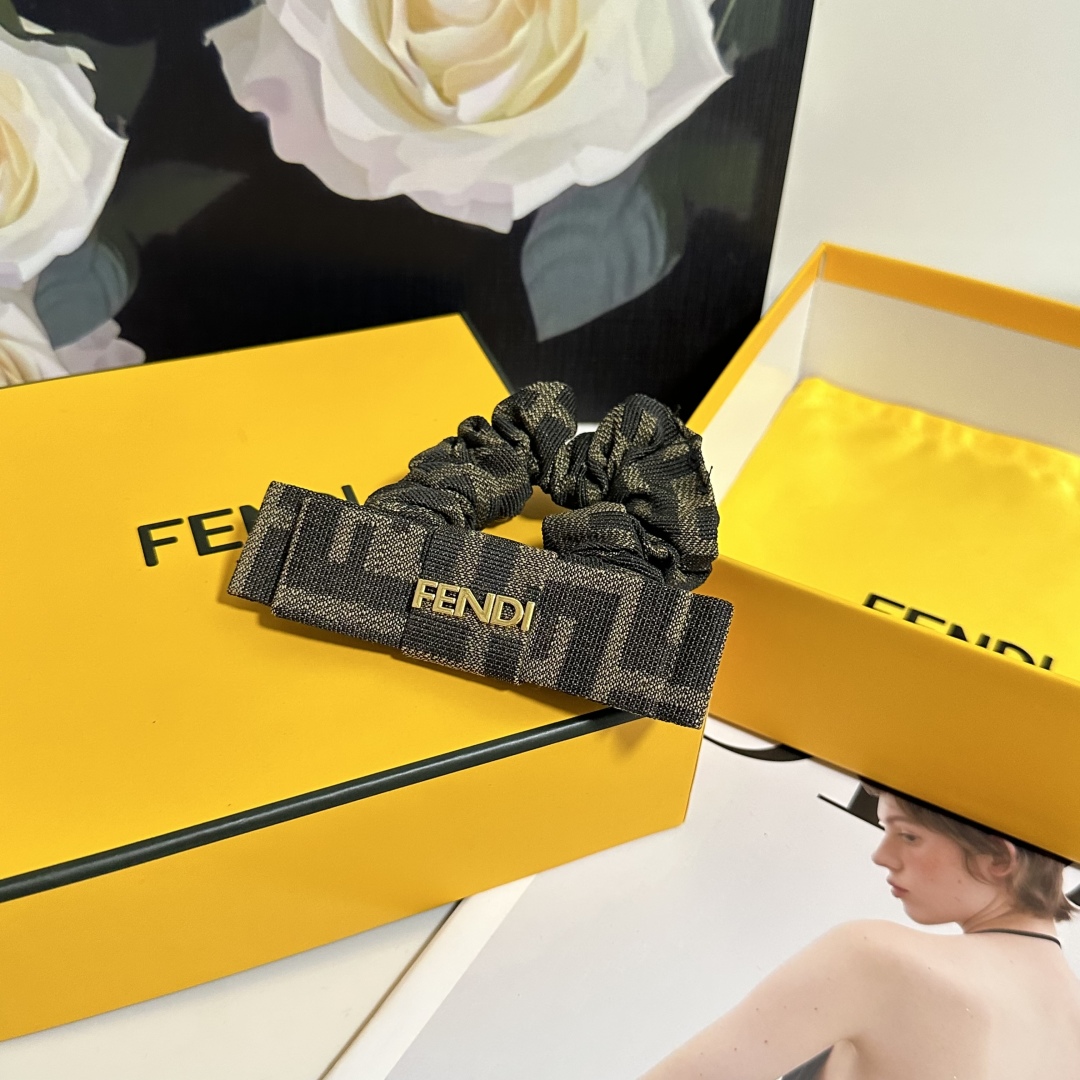  配包装
Fendi（芬迪）经典老花发圈 带头上或者手上都非常好看  时尚百搭人手必备单品☑️