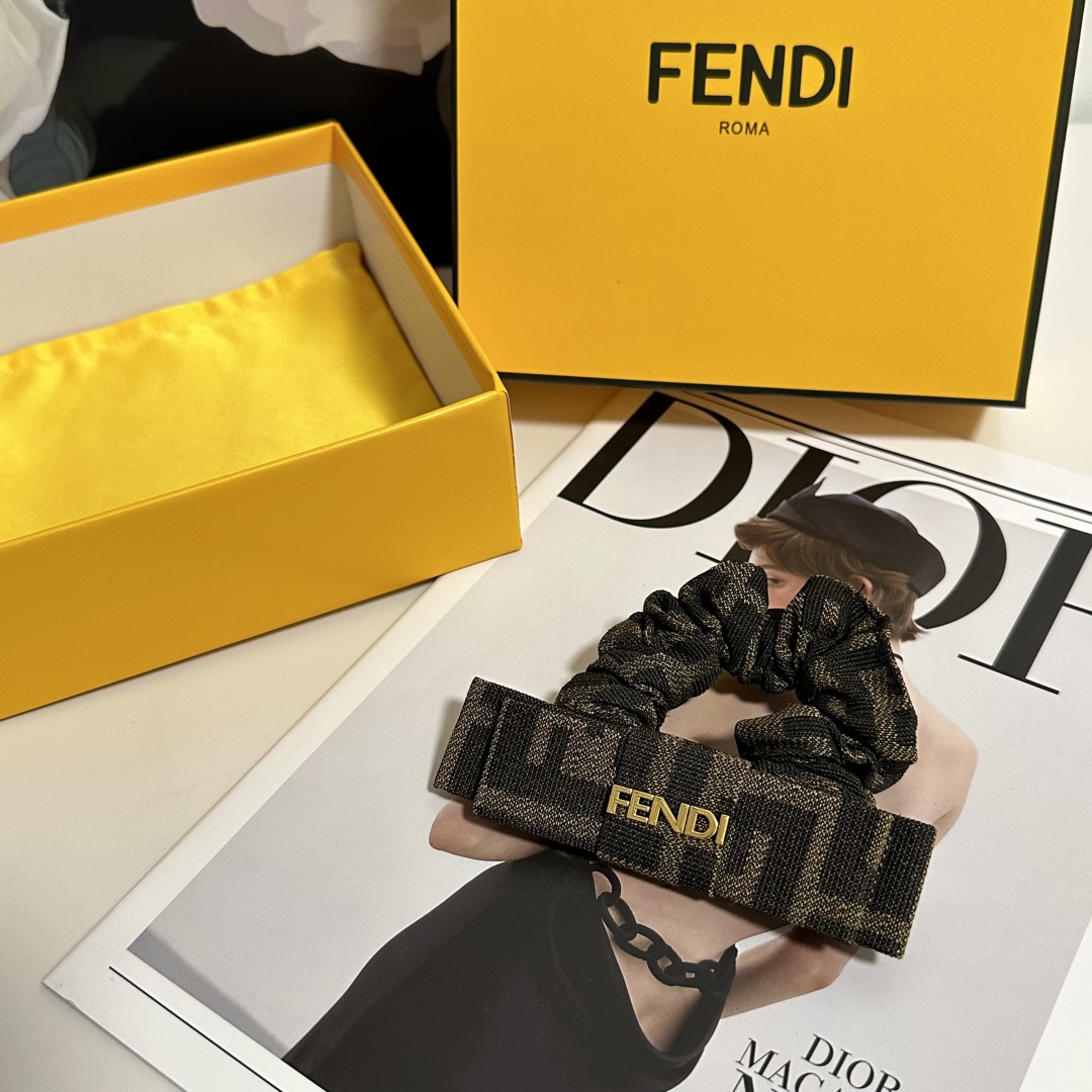  配包装
Fendi（芬迪）经典老花发圈 带头上或者手上都非常好看  时尚百搭人手必备单品☑️