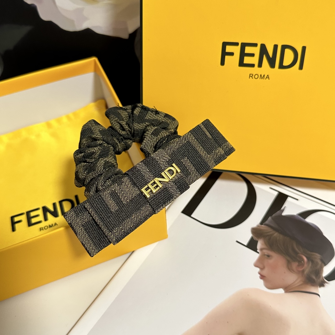  配包装
Fendi（芬迪）经典老花发圈 带头上或者手上都非常好看  时尚百搭人手必备单品☑️