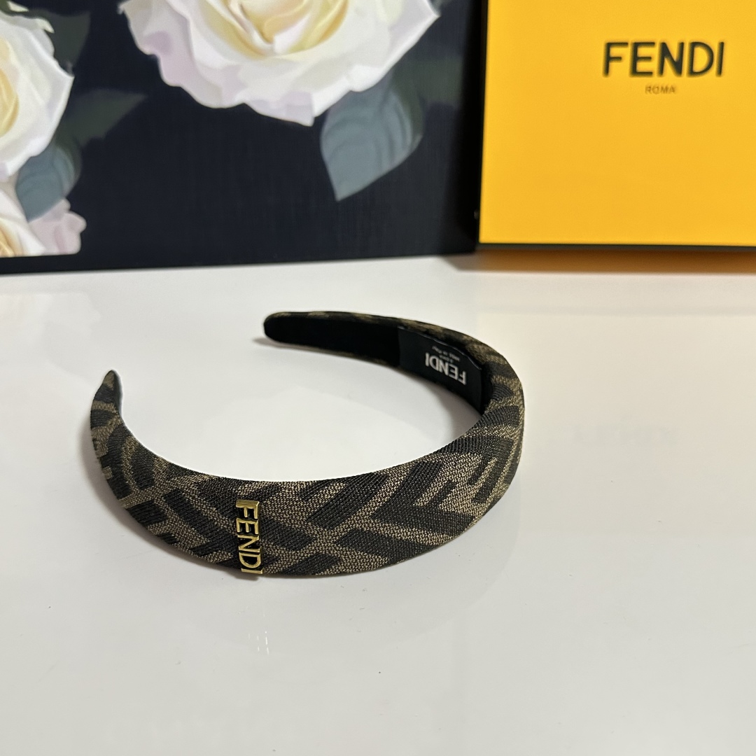  配专柜包装
FENDI（芬迪）最新FF发箍
小仙女快入手
特殊材质 不嘞头
可盐可甜