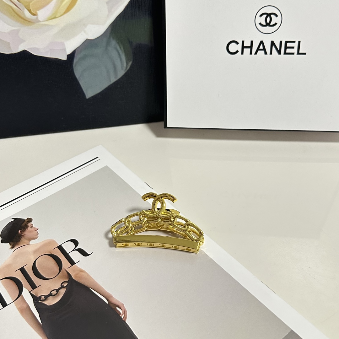 （单个）配专柜包装 
CHANEL（香奈儿）最新爆款来啦✨💫
中古vintage复古金属抓夹
优雅的gi