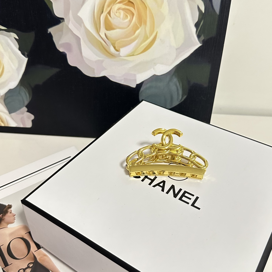 （单个）配专柜包装 
CHANEL（香奈儿）最新爆款来啦✨💫
中古vintage复古金属抓夹
优雅的gi