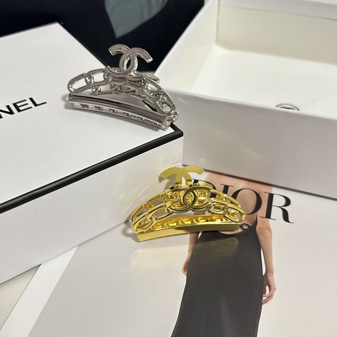 （单个）配专柜包装 
CHANEL（香奈儿）最新爆款来啦✨💫
中古vintage复古金属抓夹
优雅的gi