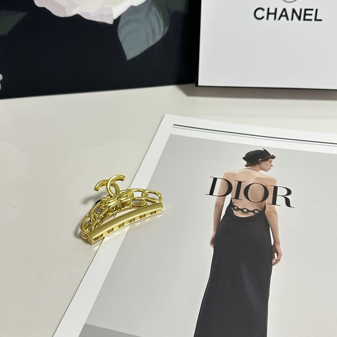 （单个）配专柜包装 
CHANEL（香奈儿）最新爆款来啦✨💫
中古vintage复古金属抓夹
优雅的gi
