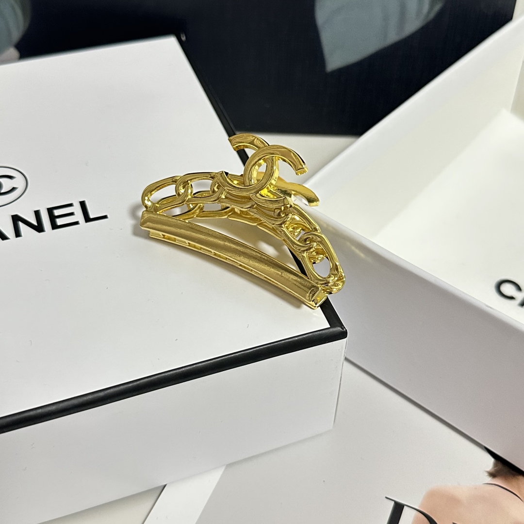 （单个）配专柜包装 
CHANEL（香奈儿）最新爆款来啦✨💫
中古vintage复古金属抓夹
优雅的gi