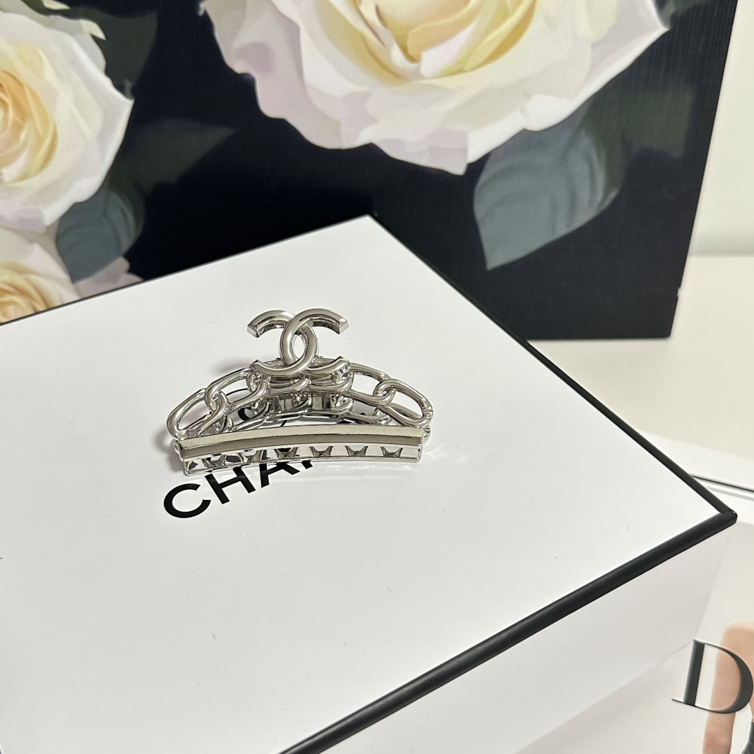 （单个）配专柜包装 
CHANEL（香奈儿）最新爆款来啦✨💫
中古vintage复古金属抓夹
优雅的gi