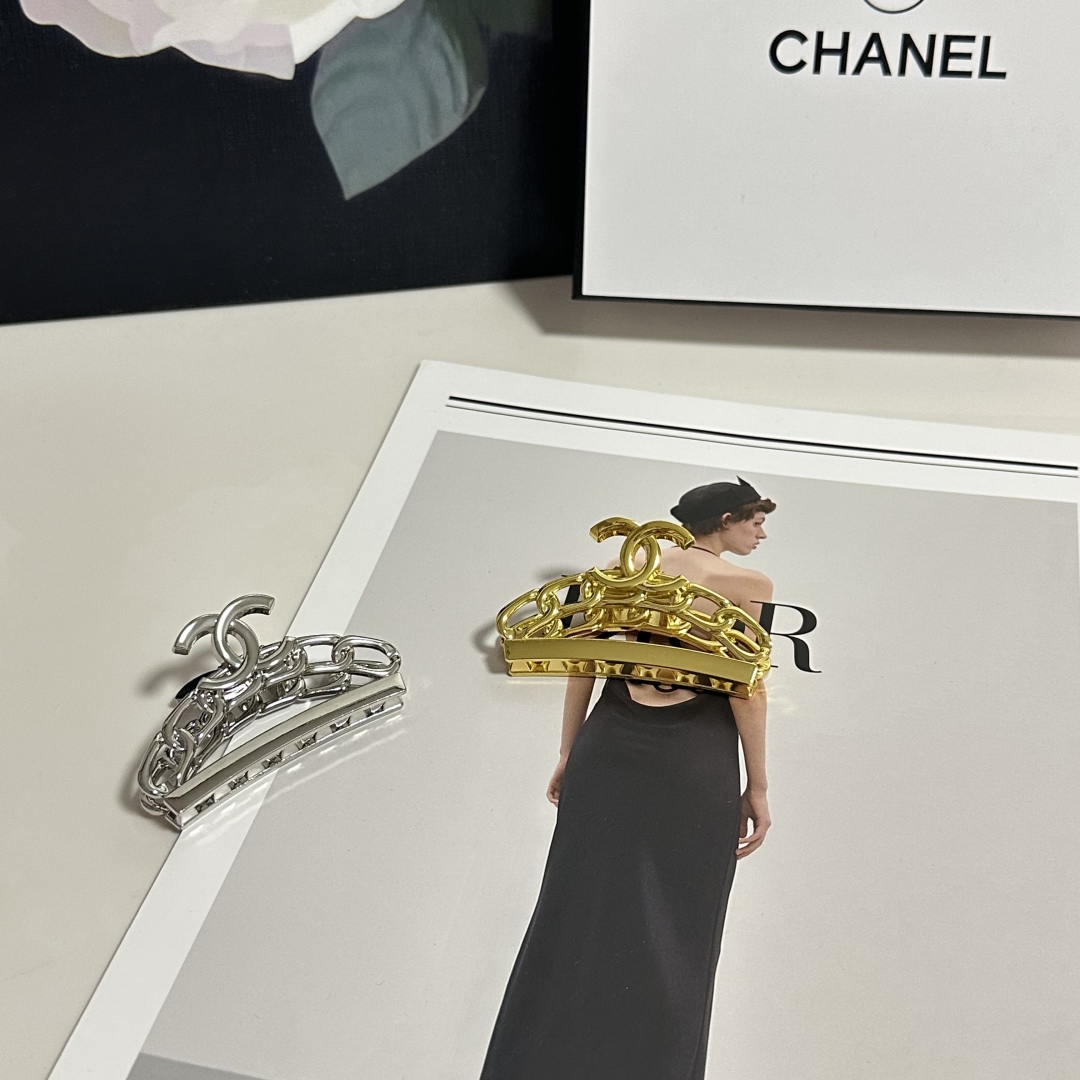 （单个）配专柜包装 
CHANEL（香奈儿）最新爆款来啦✨💫
中古vintage复古金属抓夹
优雅的gi