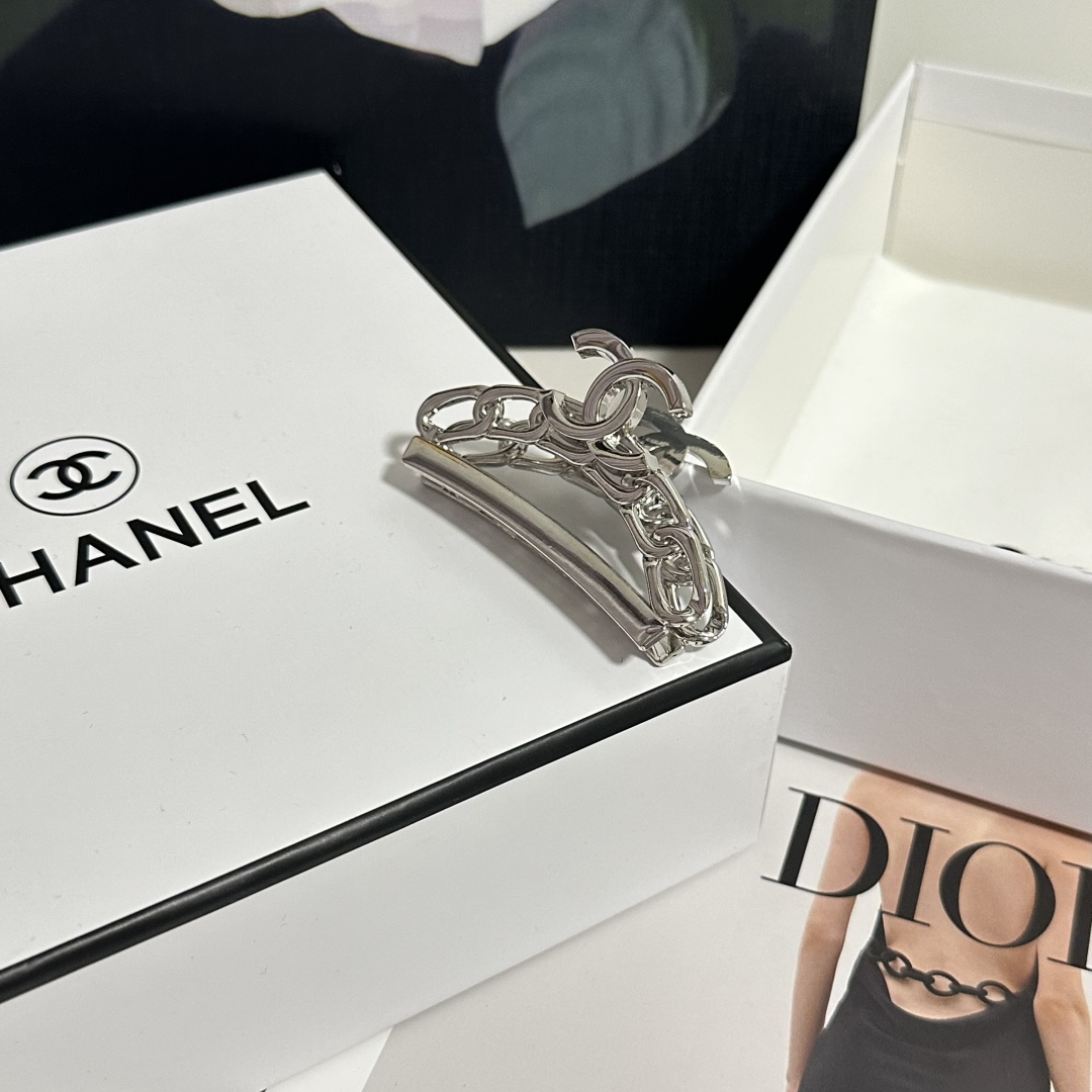 （单个）配专柜包装 
CHANEL（香奈儿）最新爆款来啦✨💫
中古vintage复古金属抓夹
优雅的gi