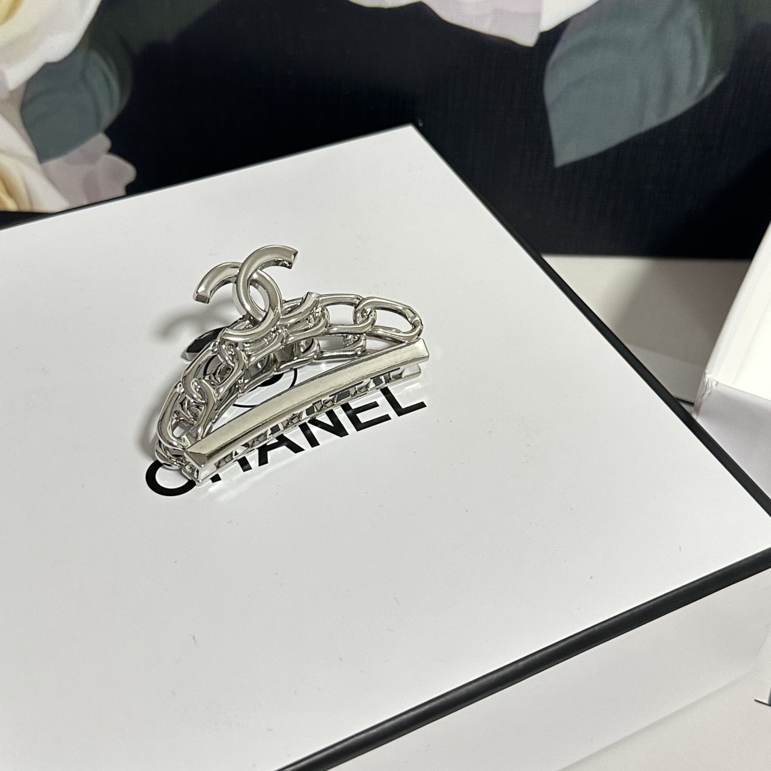 （单个）配专柜包装 
CHANEL（香奈儿）最新爆款来啦✨💫
中古vintage复古金属抓夹
优雅的gi