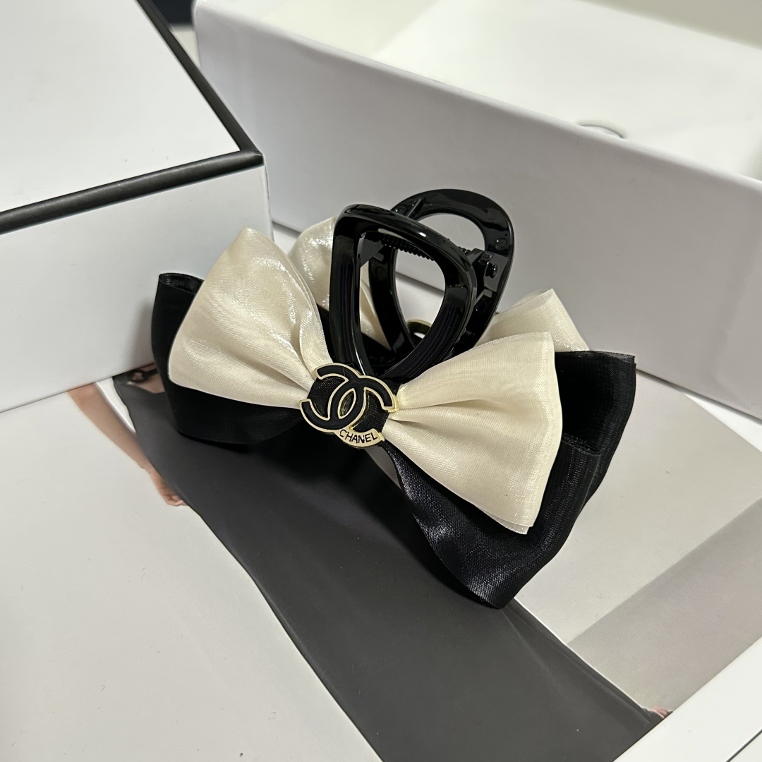 (单个)配专柜包装 
Chanel(香奈儿)最新爆款来啦✨💫
中古vintage复古五金抓夹
优雅的gi