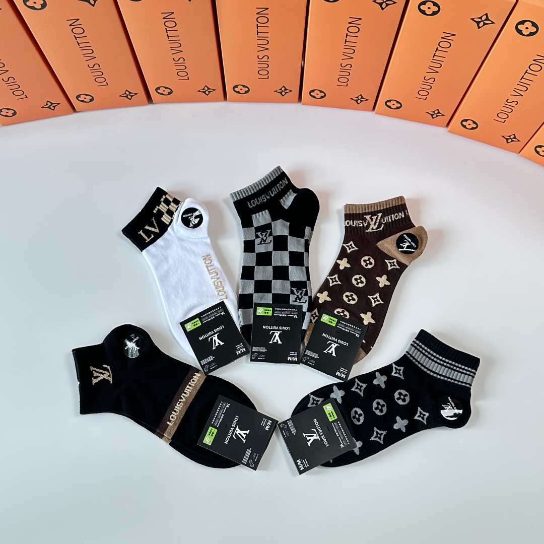  💛配专柜包装
LV（路易威登）新款中短筒袜堆堆袜袜子！一盒五双，专柜同步筒袜袜子，💛大牌出街，潮人必备