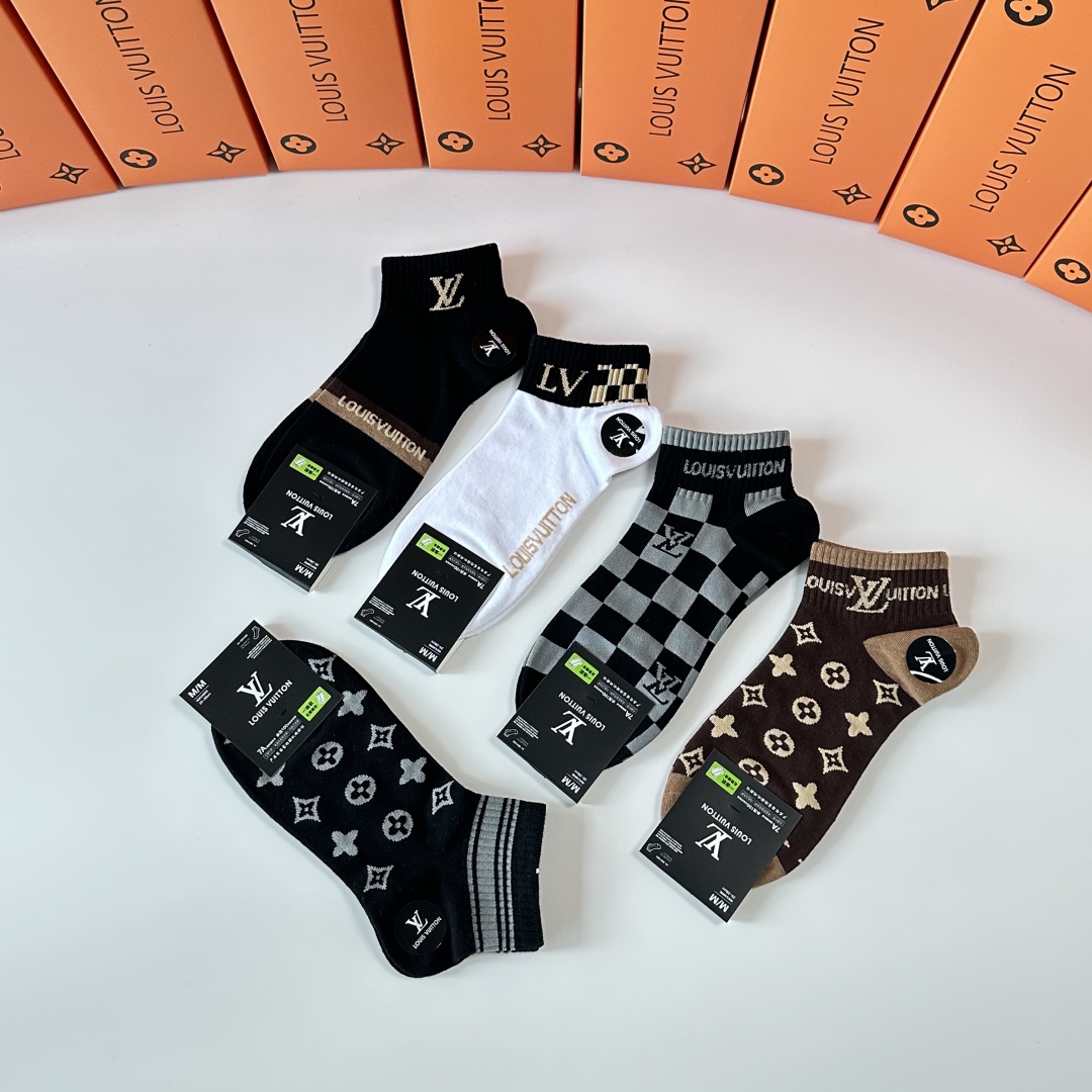  💛配专柜包装
LV（路易威登）新款中短筒袜堆堆袜袜子！一盒五双，专柜同步筒袜袜子，💛大牌出街，潮人必备