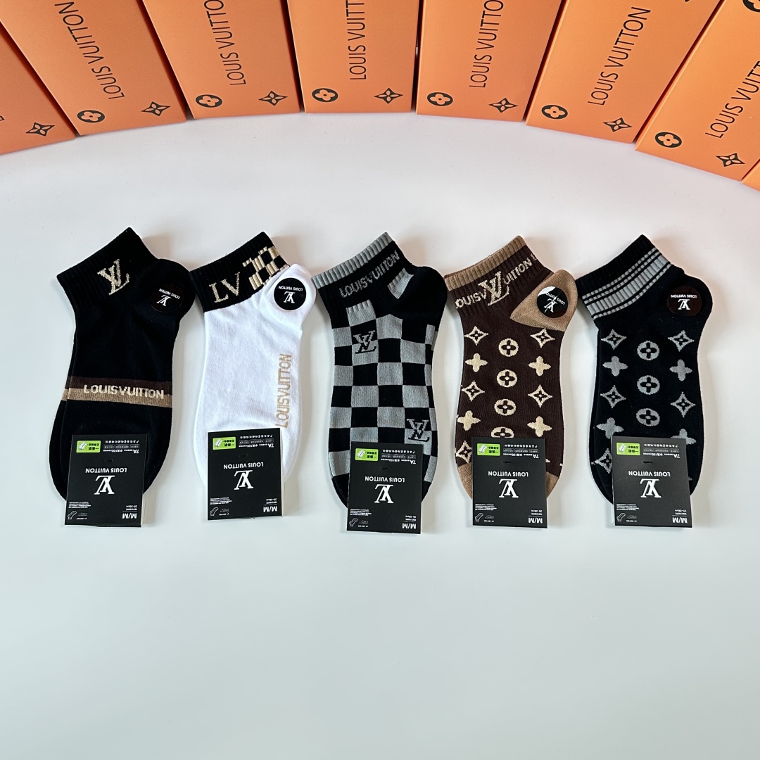  💛配专柜包装
LV（路易威登）新款中短筒袜堆堆袜袜子！一盒五双，专柜同步筒袜袜子，💛大牌出街，潮人必备