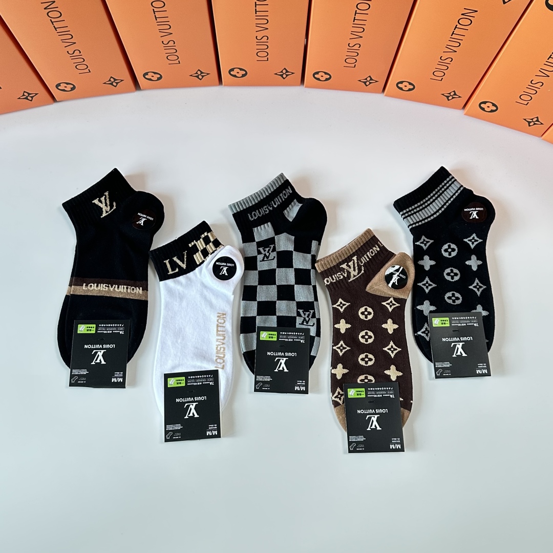  💛配专柜包装
LV（路易威登）新款中短筒袜堆堆袜袜子！一盒五双，专柜同步筒袜袜子，💛大牌出街，潮人必备